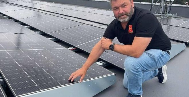 Fra saken i Ringerikes Blad: Helge og hallen produserer sin egen strøm på taket