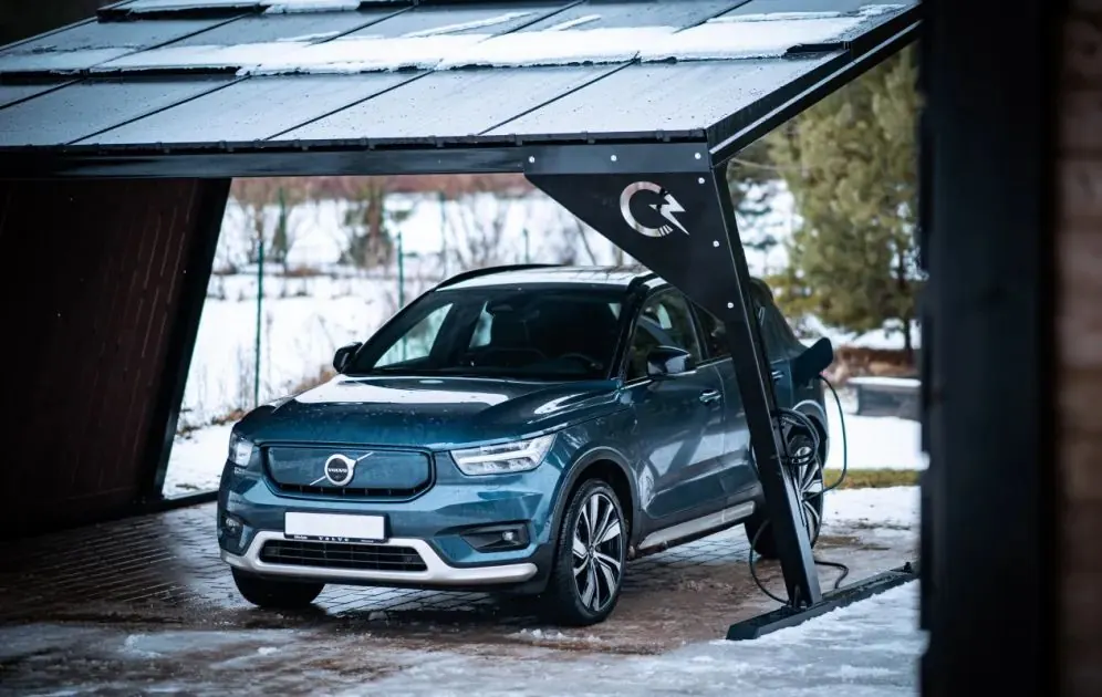 Carport som lader bilen