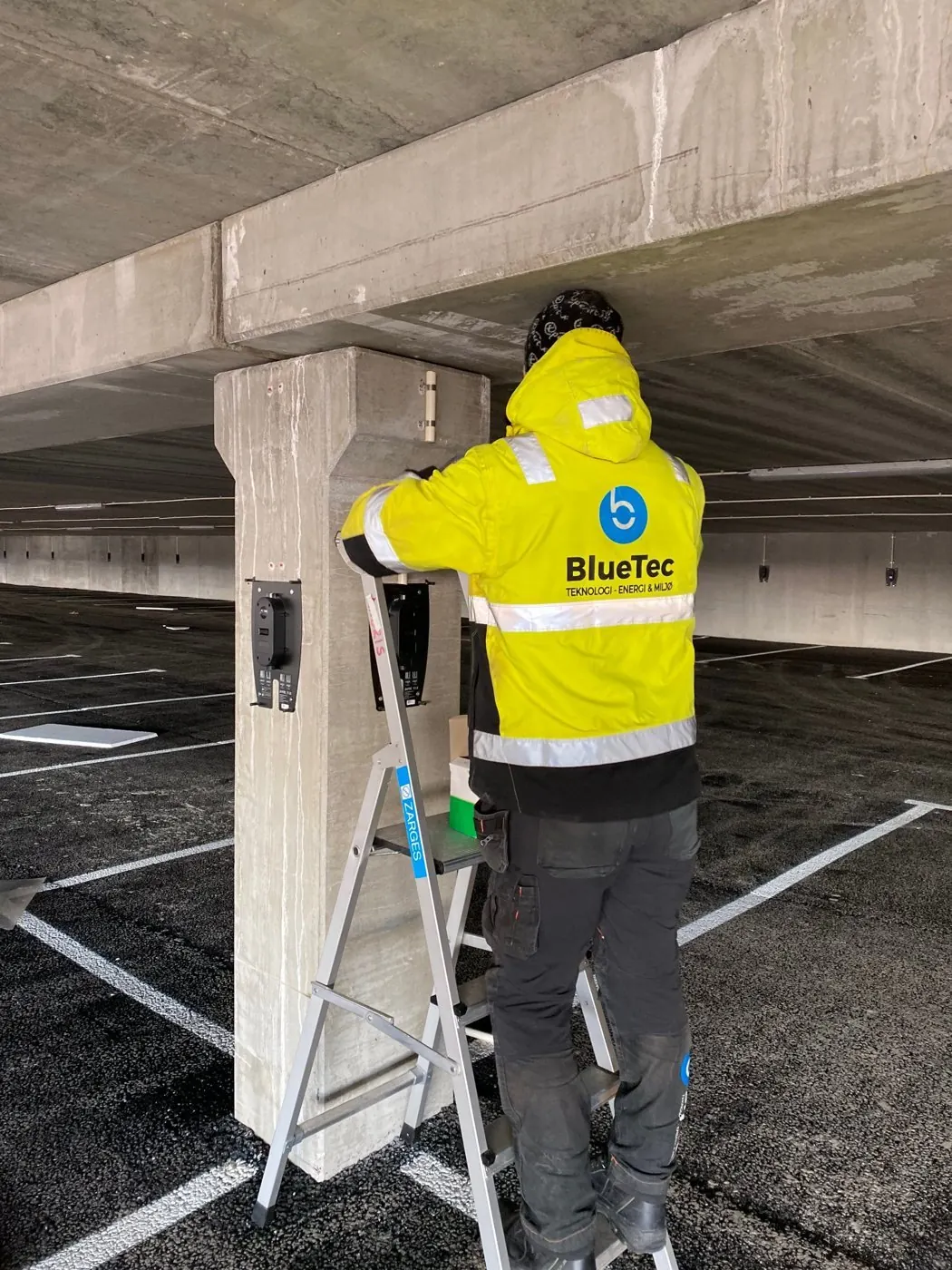 BlueTec-montør monterer ladestasjoner i parkeringshus