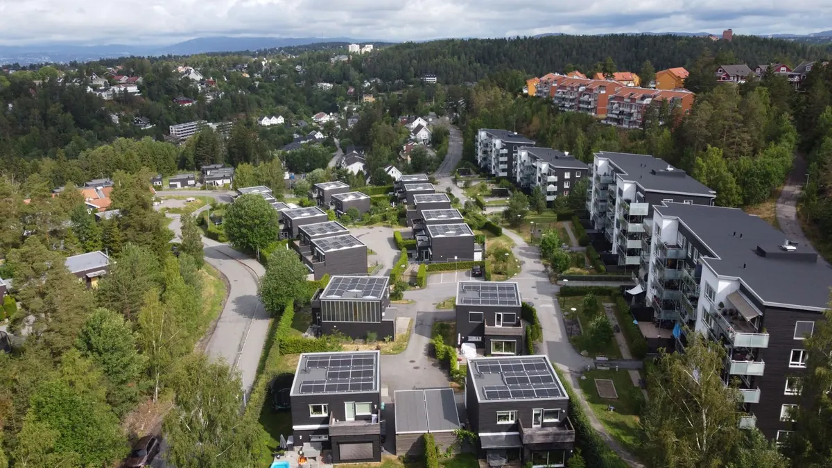 Boligfelt der takene produserer strøm