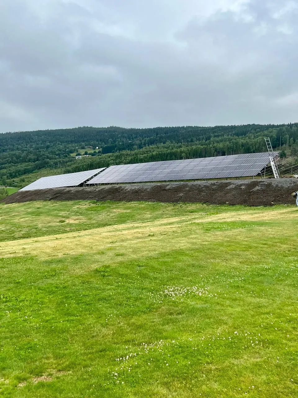 Solcelleanlegg hos Nermo Hotell, bakkemontert